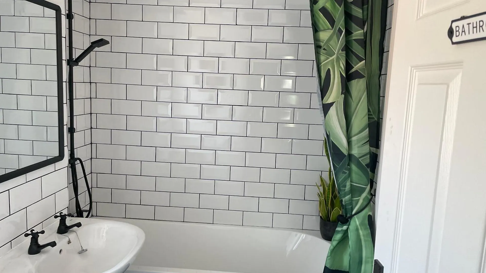Cosy Home From Home With Private Bathroom - Free Parking 카디프 홈스테이